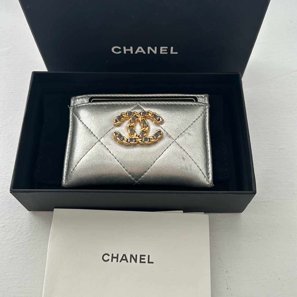 Silver Interlocking Chanel 19 Card Holder - Picture 2 of 9